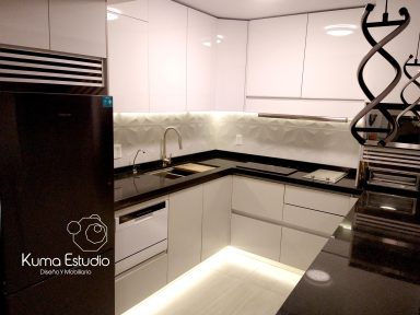 Cocina integral blanca con mesa de granito negro y luces led